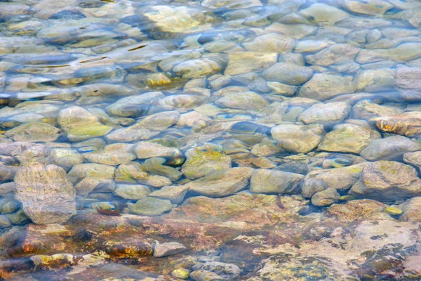Akdeniz ve taşların temiz su altında şeffaf su — Stok fotoğraf
