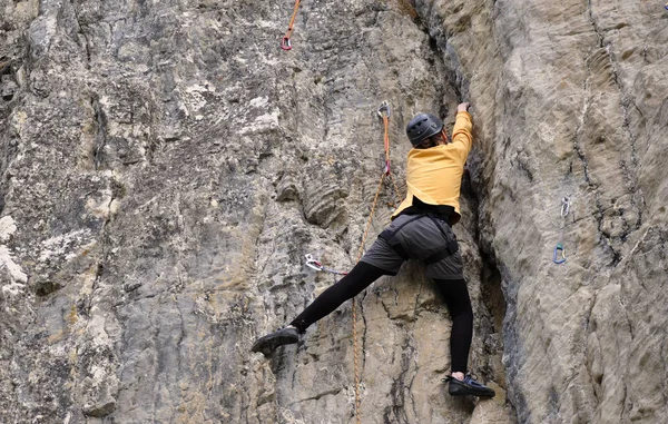 Kaya kız tırmanıyor