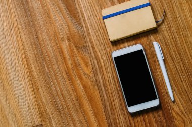 defter, kalem ve telefon yalan yere