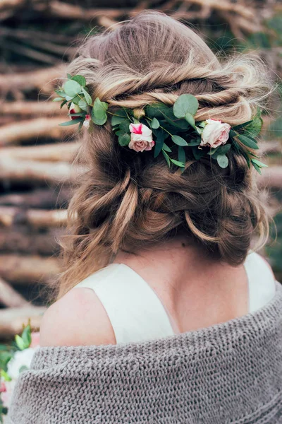 Дівчина голова з трояндовими квітами в зачісці — стокове фото