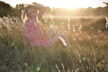 bir güzel kız spikelets su alanında siting