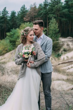 marrige iki aşık ormandaki sokakta kalıyorsun