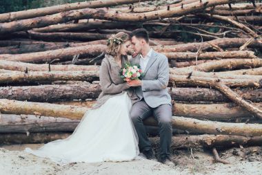 Marrige erkek ve kadın üzerinde düğün buketi günlükleriyle siting