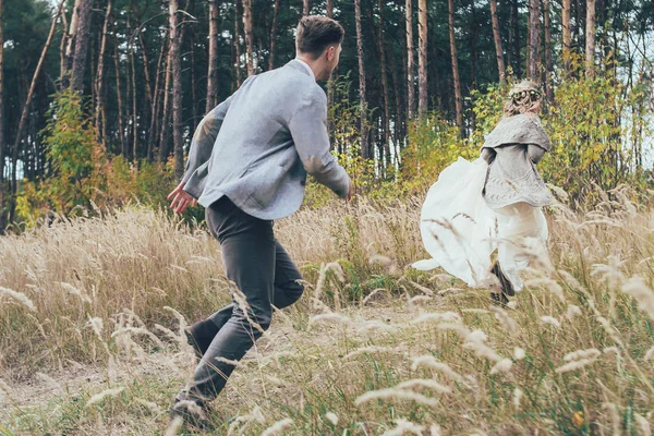 Маркіз чоловік і жінка біжать один одного в лісі — стокове фото