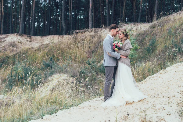Наречений і наречений зупиняються в лісі з буменем — стокове фото