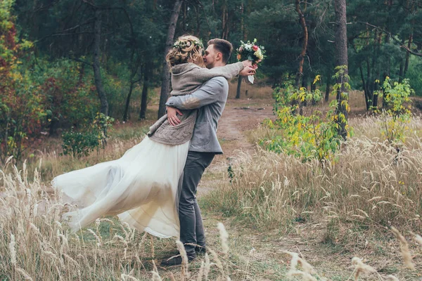 Menyasszony és a vőlegény van a szerelemben a erdő spikelets há — Stock Fotó