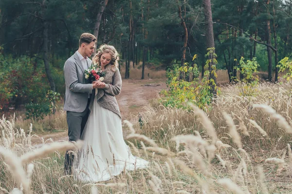 Menyasszony és a vőlegény az erdő a kacsapástétom száll — Stock Fotó