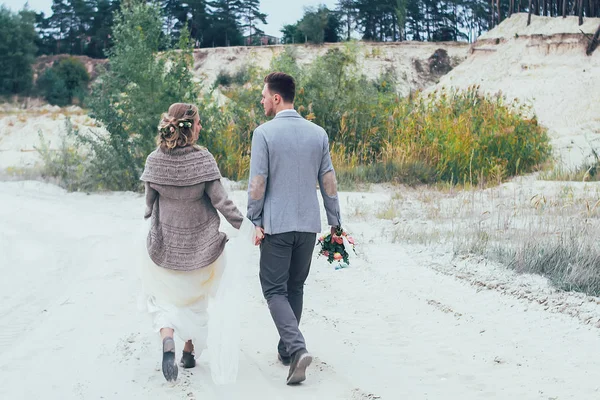 男と女愛と砂の上を歩く — ストック写真