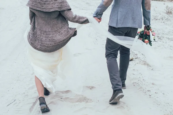 Чоловік і жінка ходять на піску — стокове фото