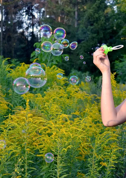 Ένα ένα χέρι κορίτσι σαπούνια beaty φυσαλίδες — Φωτογραφία Αρχείου