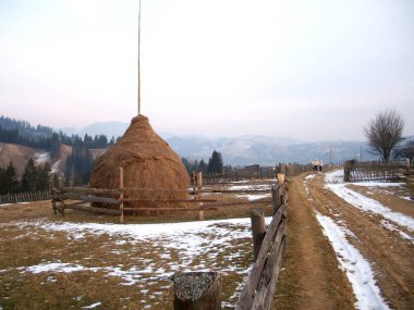 dağlar ve haystack arka plan bir ülkede yol