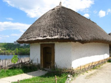 bir ev ile bir thatched Slavlar karakteri geleneksel 