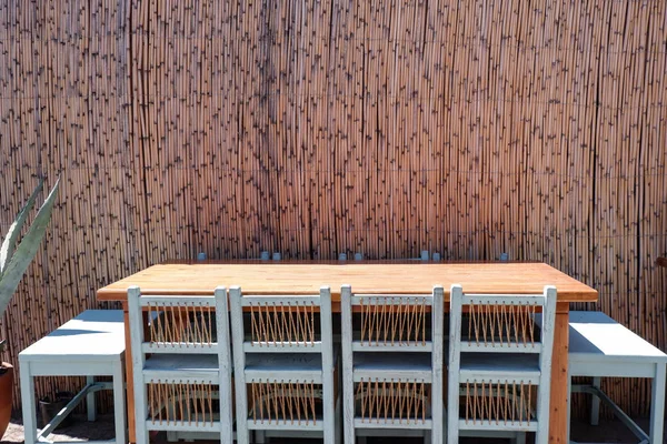 Holztisch Und Holzstühle Vor Schilfschirmen Blaue Stühle Agave Americana — Stockfoto
