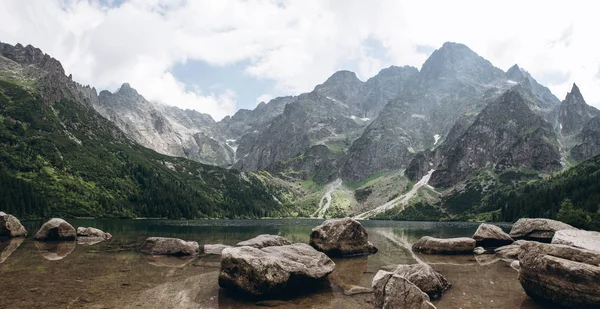 Güzel panoramik dağ gölü ile ön plan taşına — Stok fotoğraf