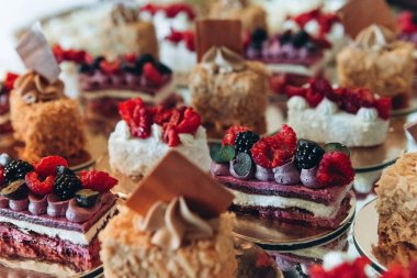 Çilek ile düğün şeker masada güzel pasta