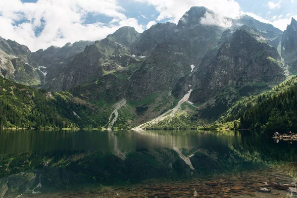 Güzel dağ gölü Polonya yansıyan — Stok fotoğraf