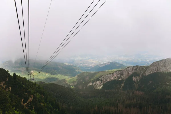 Θέα από το τελεφερίκ για το πανέμορφο τοπίο των βουνών πολωνική — Φωτογραφία Αρχείου