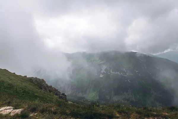 Niebla y nublado paisaje de montañas en Tatry —  Fotos de Stock