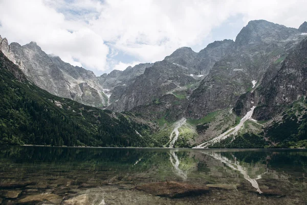 Güzel dağ gölü Sıradağları, arka plan ile yansıyan — Stok fotoğraf