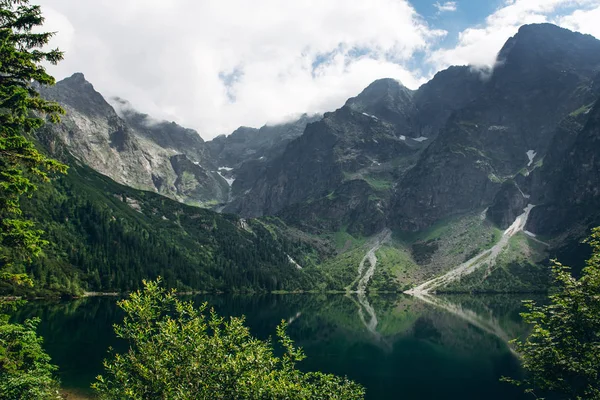 Bulutlu gökyüzü ile güzel dağ gölü — Stok fotoğraf