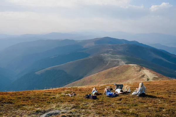 Moe toeristen rusten en kijk naar de prachtige bergketen — Stockfoto