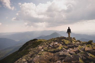 Kayalık dağ tepesinde bir adam