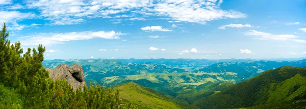 Panoramisch berglandschap van de Karpaten — Stockfoto