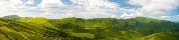 Verão panorâmico Cárpatos montanhas paisagem — Fotografia de Stock