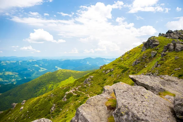 Karpaten landschap met stenen op de voorgrond — Stockfoto