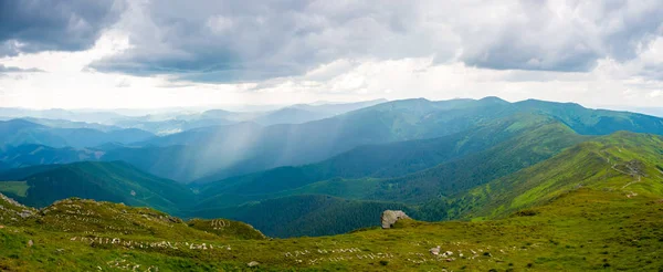 Zomer Karpatische berglandschap met bewolkt en regenachtig sky — Stockfoto