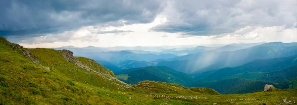Karpaten berglandschap met bewolkt en regenachtig sky — Stockfoto