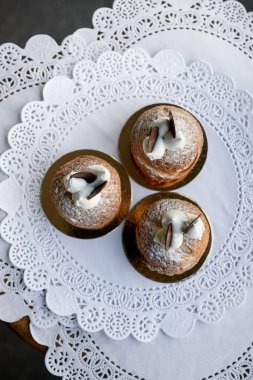 Üç lezzetli pişmiş kremalı kek ve çikolata üst dilim