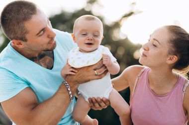 Mutlu bir aile: Anne, baba ve küçük dışarıda eğleniyor oğlu