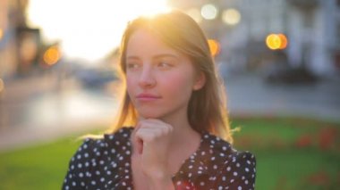 Puantiyeli çekici kız çenesine dokunduğunu düşünüyor.