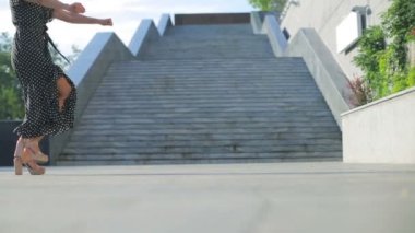 Yüksek topuklu ayakkabılı bir kadın yürüyor ve el sıkışıyor.