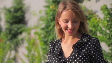 Modern siyah akıllı telefondan giyinmiş gülümseyen kadın tipleri.