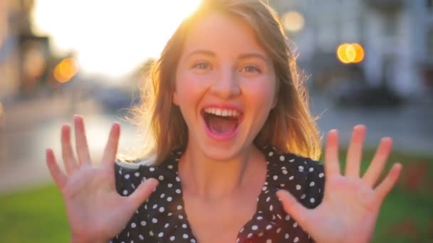 Felice signora con lunghi capelli sciolti solleva mani e balli — Video Stock