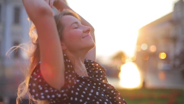 Sonriente dama estiramientos contra brillante verano puesta de sol lento — Vídeos de Stock