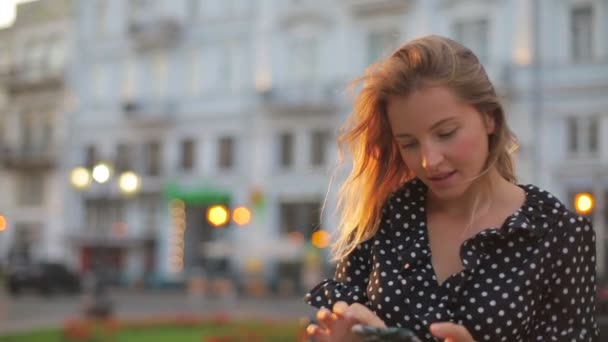 Chica atractiva pasea a lo largo de la noche centro de la ciudad lento — Vídeos de Stock