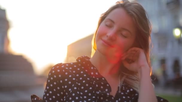 Menina bonita com cabelos longos e soltos contra o sol nascente — Vídeo de Stock