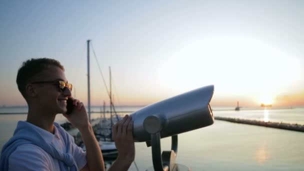 Ember beszél álló megfigyelő fedélzeten, és megfigyeli napnyugta — Stock videók