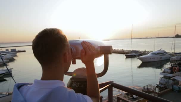 Ragazzo si avvicina binocolo e osserva magnifico tramonto — Video Stock