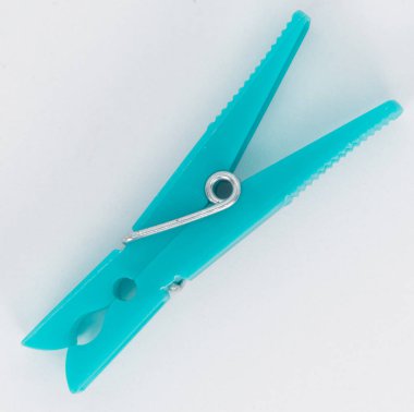 Giysileri asmak için kullanılan farklı renklerin plastik klipsi