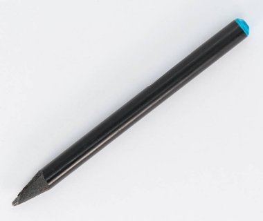 Mavi şapkalı siyah kalem okul için mükemmel.