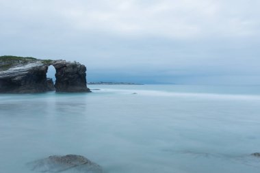 İspanya 'daki katedrallerin sahilindeki bir kayanın kemeri.