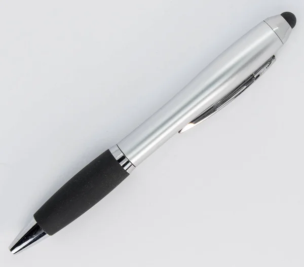 Ασημί στυλό ιδανικό για το σχολείο ή το γραφείο — Φωτογραφία Αρχείου
