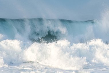 Sörfçü, İspanya 'nın kuzey kıyısında bir sahilde büyük bir dalga tarafından yutuldu.