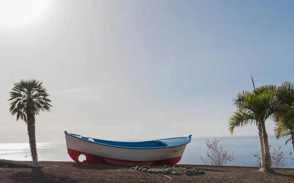 Back lit photo of a very nice boat placed in a garden — Stock Photo, Image