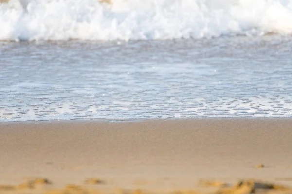 Piana fali dociera do piaszczystego wybrzeża — Zdjęcie stockowe