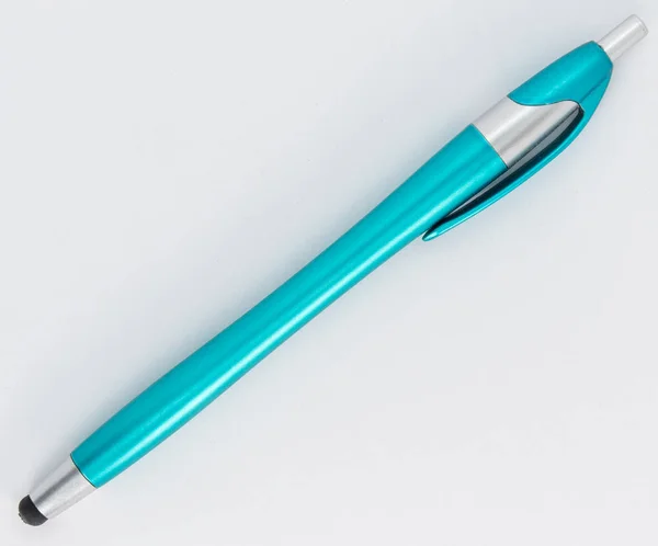 Синя ручка ідеально підходить для школи або офісу — стокове фото